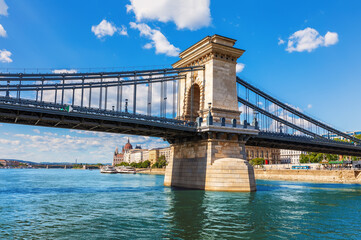 Obraz premium Historic Chain Bridge spanning the Danube with Hungarian Parliament in the background, Budapest