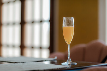 Elegant brunch: A sparkling mimosa awaits. A simple indulgence for a special morning. A touch of luxury to start the day, bright and refreshing!
