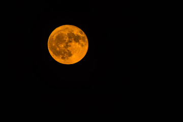 Astroaufnahme des Vollmondes, auch Erdbeermond genannt, am 11 Juni 2025.