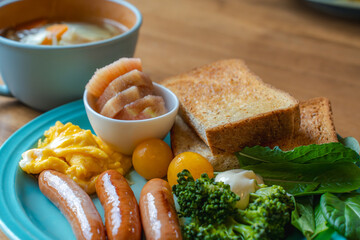 彩り豊かな洋風朝食セットとスープの食卓