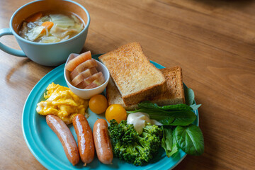 彩り豊かな洋風朝食セットとスープの食卓