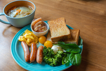 彩り豊かな洋風朝食セットとスープの食卓