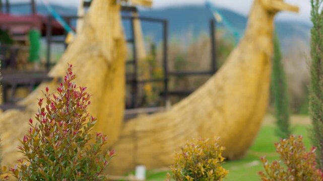 Paisajes naturales del Lago San Pablo en Otavalo, Ecuador, con vistas al majestuoso Volc&aacute;n Imbabura, patos silvestres en su h&aacute;bitat natural y tradicionales lanchas de totora navegando sobre sus tranqu