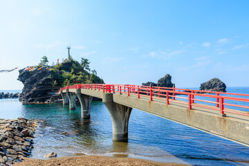 初夏の能生港灯台　新潟県糸魚川市　Nou Port Lighthouse in early summer. Niigata Pref, Itoigawa City.