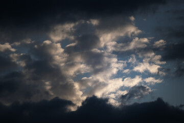Obraz premium The sky is cloudy and the sun is shining through the clouds
