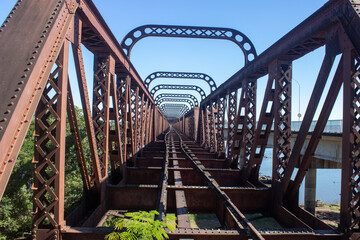Puente viejo a orilla del río