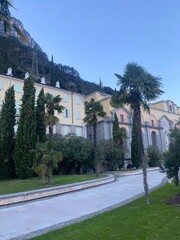Obraz premium Palm-Lined Walkway in Northern Italy