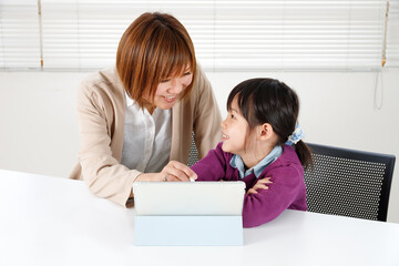 丁寧に優しく教える女性講師を信頼する子供