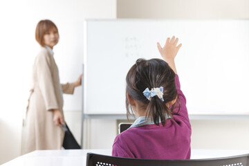 塾で積極的に挙手、質問や発表をする意欲のある小学生の女児