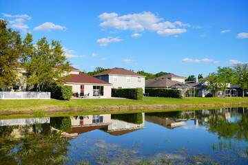 Obraz premium Wesley Chaple, Florida, USA, 12 10 2024: The winter foliage landscape of a beautiful community and trail at Wesley Chapel, north of Tampa in Florida 