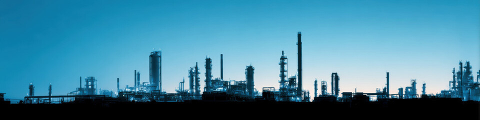 Obraz premium Abstract industrial silhouette against blue sky evokes sense of innovation and progress