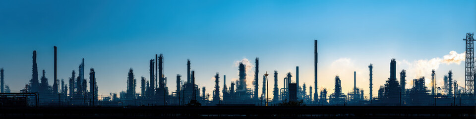 Obraz premium Abstract industrial silhouette against blue sky evokes sense of scale and complexity