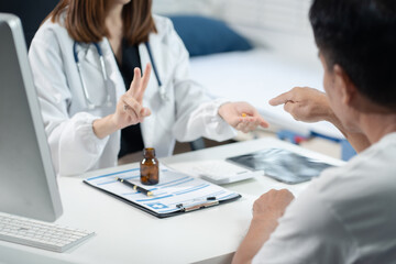 Obraz premium Female doctor gives medication advice to an elderly patient.