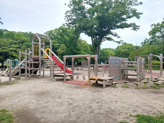 公園の木製フィールドアスレチック遊具