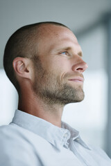 Obraz premium portrait of relaxed accountant with focused expression positioned on left side of frame