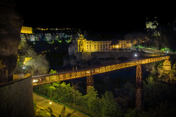 Vista de la ciudad medieval de Cuenca, situada en los acantilados en España.	
