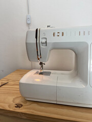 Máquina de Coser Blanca
