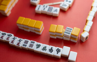 赤背景に並ぶマージャン牌	