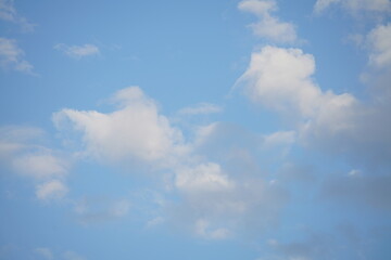 Schönste elegante helle und freundliche morgendliche Stimmung am Himmel mit kleinen weißen Wolken und frischem blau als Serie