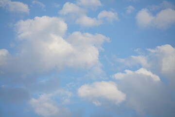Schönste elegante helle und freundliche morgendliche Stimmung am Himmel mit kleinen weißen Wolken und frischem blau als Serie