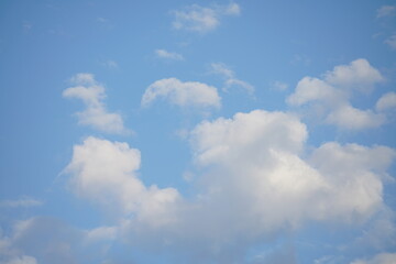 Schönste elegante helle und freundliche morgendliche Stimmung am Himmel mit kleinen weißen Wolken und frischem blau als Serie