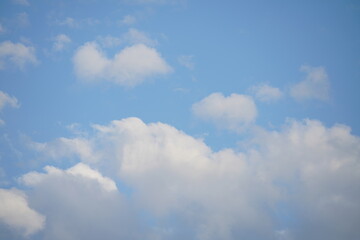 Schönste elegante helle und freundliche morgendliche Stimmung am Himmel mit kleinen weißen Wolken und frischem blau als Serie