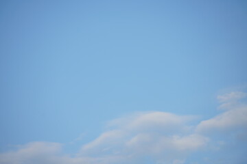 Schönste elegante helle und freundliche morgendliche Stimmung am Himmel mit kleinen weißen Wolken und frischem blau als Serie