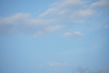 Schönste elegante helle und freundliche morgendliche Stimmung am Himmel mit kleinen weißen Wolken und frischem blau als Serie