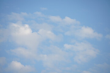 Schönste elegante helle und freundliche morgendliche Stimmung am Himmel mit kleinen weißen Wolken und frischem blau als Serie