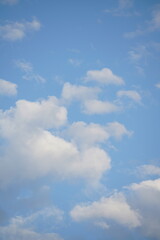 Schönste elegante helle und freundliche morgendliche Stimmung am Himmel mit kleinen weißen Wolken und frischem blau als Serie