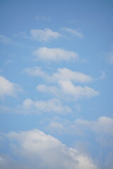 Schönste elegante helle und freundliche morgendliche Stimmung am Himmel mit kleinen weißen Wolken und frischem blau als Serie