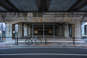 鉄道の高架下の暗い空間