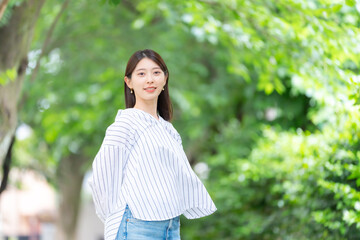 Fototapeta premium 女性 新緑 公園