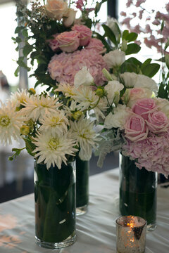 flowers arrangement in vase on a tabel