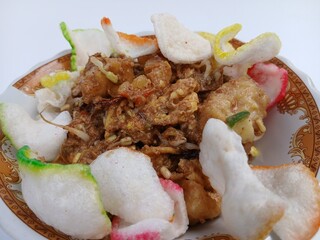 tahu telur or tahu gimbal or tahu tek or egg tofu. is a typical food of the city of Semarang. This food consists of fried tofu, chopped raw cabbage, rice cake, bean sprouts, eggs