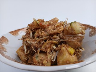 tahu telur or tahu gimbal or tahu tek or egg tofu. is a typical food of the city of Semarang. This food consists of fried tofu, chopped raw cabbage, rice cake, bean sprouts, eggs