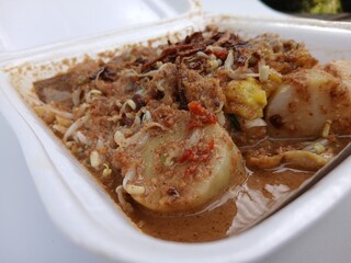 tahu telur or tahu gimbal or tahu tek or egg tofu. is a typical food of the city of Semarang. This food consists of fried tofu, chopped raw cabbage, rice cake, bean sprouts, eggs