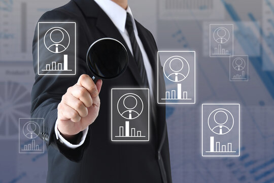 様々な人材の特性を虫眼鏡で分析するイメージ画像