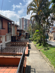 Calle Residencial con Casas y Edificios en Ditaires, Itagüí, Colombia