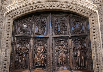 Detalle talla en madera noble en puerta del claustro al interior de la catedral románica de Zamora, España
