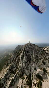 Parapente selfie, sport extr&ecirc;me, vol &agrave; la montagne Sainte Victoire, passage devant la croix de Provence