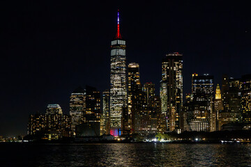 Obraz premium A vibrant sunset panorama of Manhattan downtown skyline, viewed from the river