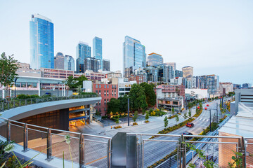 Obraz premium Seattle skyline during sunset with vibrant sky colors and city lights