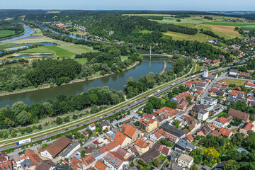 Das niederbayerische Donautal bei Bad Abbach im Kreis Kelheim von oben