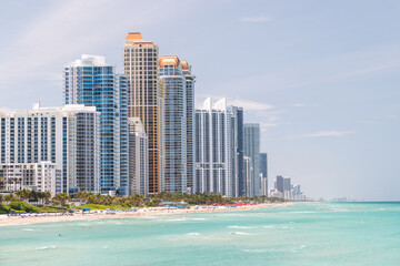 Obraz premium Modern skyline of Miami with towering skyscrapers, tropical vibe, and waterfront views