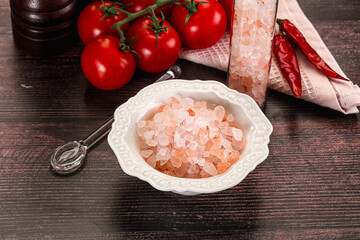 Rose pink Himalai salt in the bowl