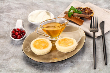 Roasted cheesecakes - Syrniki with honey