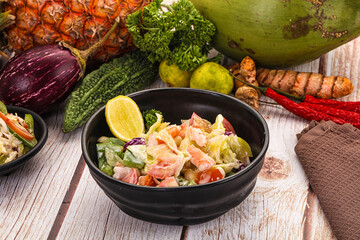 Salad with prawn and vegetables