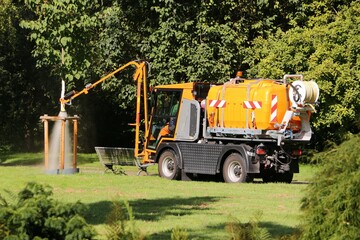 Bewässerungsfahrzeug in einem Landschaftspark in Castrop-Rauxel im Ruhrgebiet