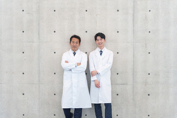 白衣の男性医師たち